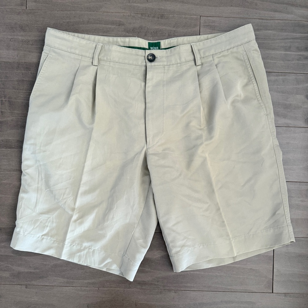 Hugo Boss Cream pleated front shorts 40x34